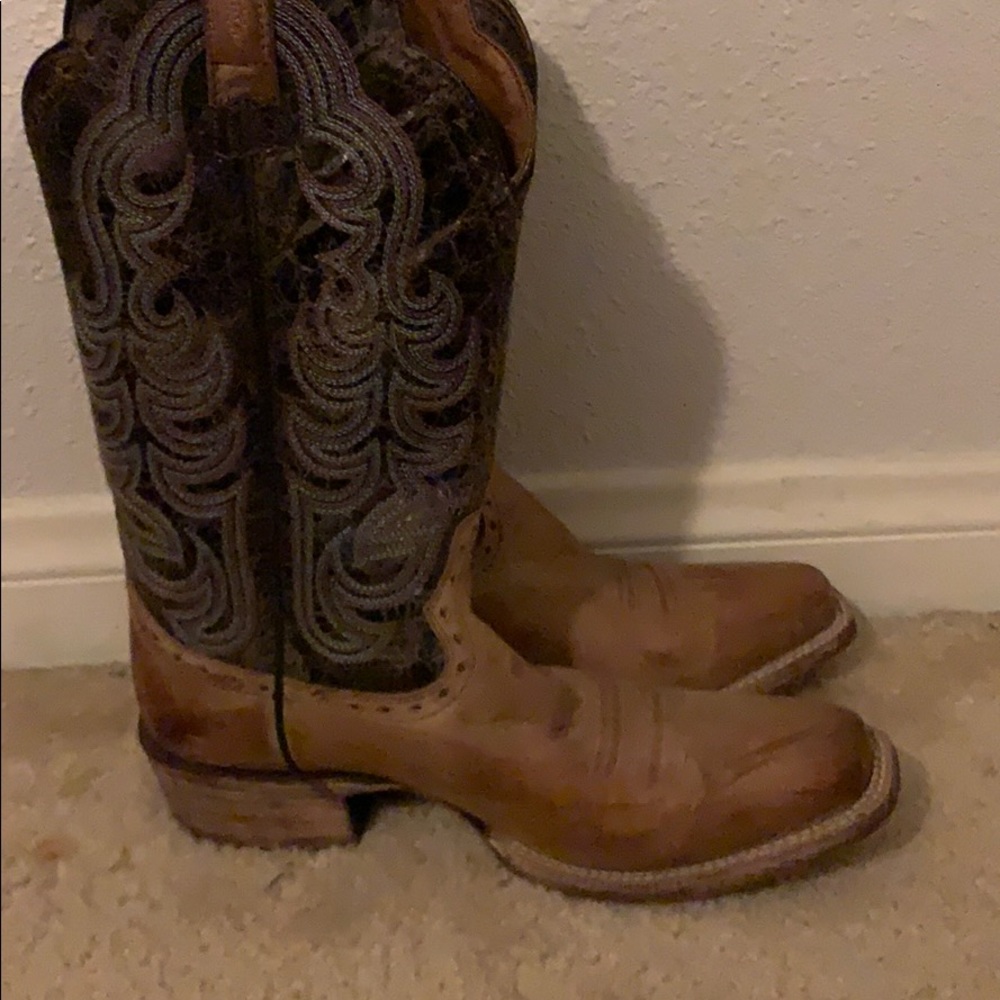 Like new worn only a couple times ariat boots